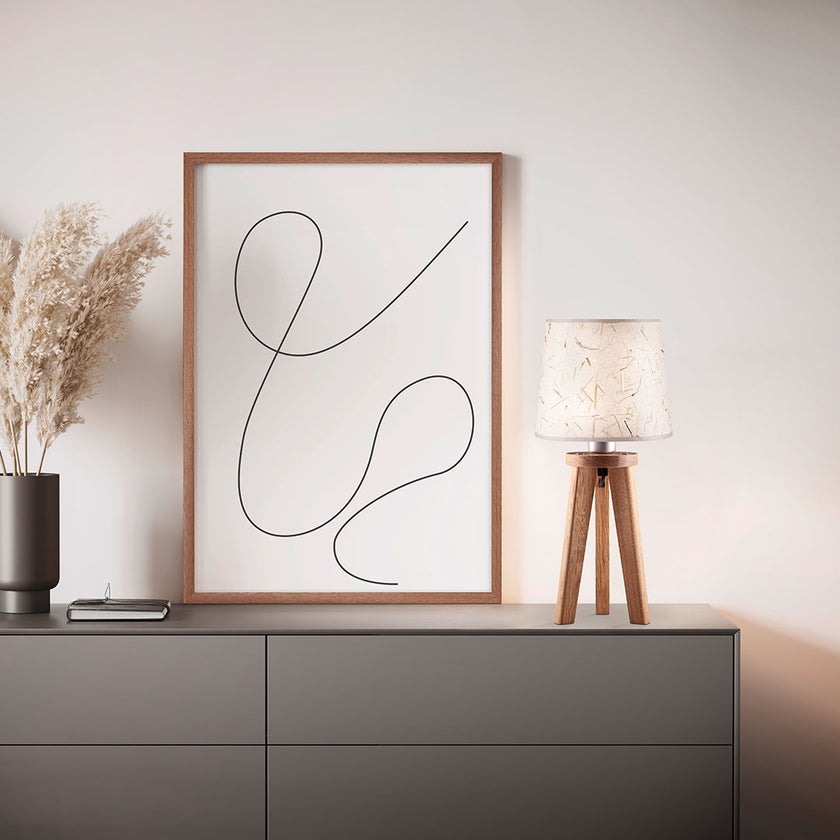 Dreibein Tischleuchte Naturart aus Asteiche geölt, Modell Elli, Schirm Almwiesenheu, Kabel im Bein verlaufend, Milieubild im Wohnzimmer, Leuchte steht auf Kommode