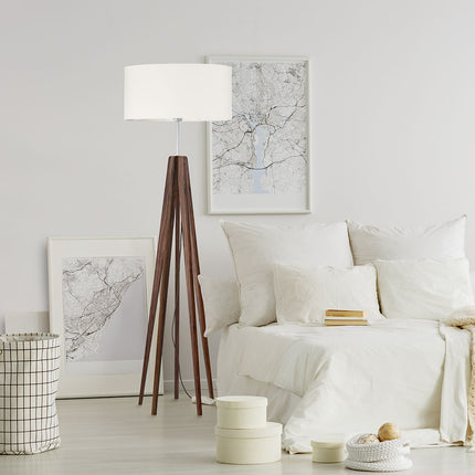 Stehleuchte aus Nussbaum geölt, Modell Aster, mit weißem Lampenschirm, Metall Nickel gebürstet, 5 Beine, Kabel mittig, Milieubild im Wohnzimmer neben dem Sofa