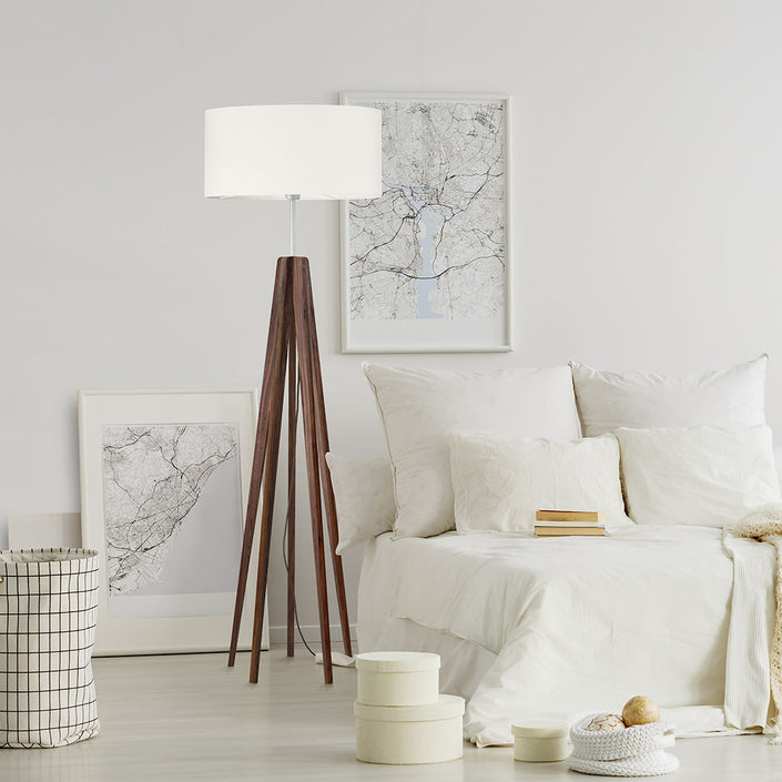 Stehleuchte aus Nussbaum geölt, Modell Aster, mit weißem Lampenschirm, Metall Nickel gebürstet, 5 Beine, Kabel mittig, Milieubild im Wohnzimmer neben dem Sofa