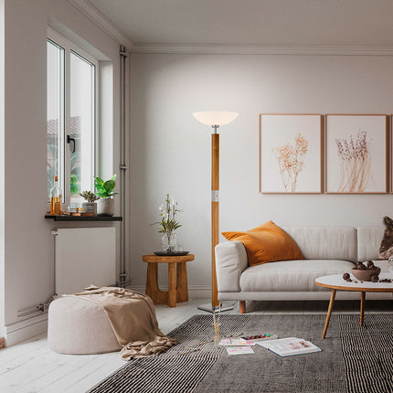 Stehleuchte, Fluter aus Asteiche geölt, Modell Dana, Optiwhite Glas nach oben offen, dimmbar, Nickel Applikationen, Milieubild im Wohnzimmer, Leuchte steht neben Sofa