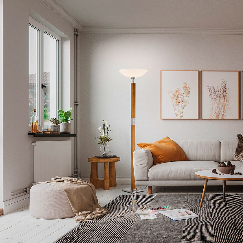 Stehleuchte, Fluter aus Asteiche geölt, Modell Dana, Optiwhite Glas nach oben offen, dimmbar, Nickel Applikationen, Milieubild im Wohnzimmer, Leuchte steht neben Sofa