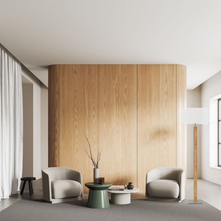 Stehleuchte aus Asteiche geölt und Kopfholz, Modell Karl K, Nickel Applikationen, weißer Schirm, Milieubild im Wohnzimmer, Leuchte steht neben Sessel