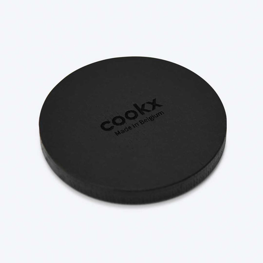 Untersetzer aus schwarzer Eiche, 1 Stück, Unterseite wird gezeigt, Logo von cookx mittig in dunklerem schwarz