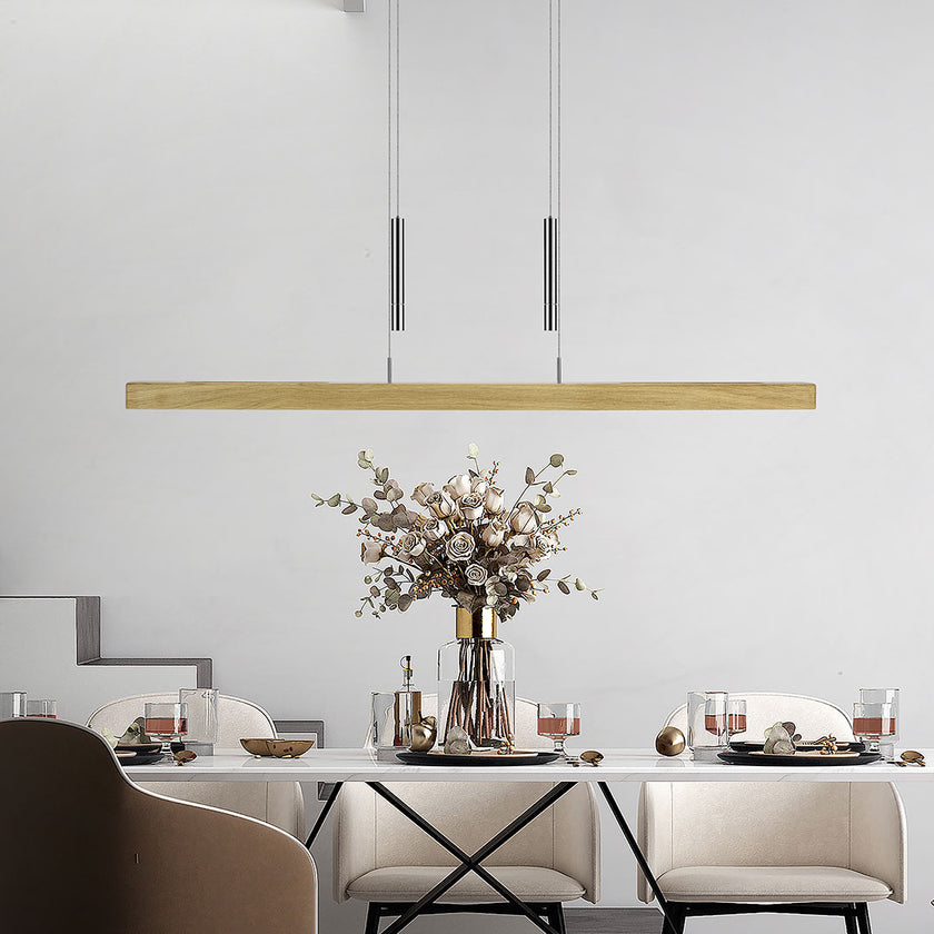 Balkenleuchte aus Asteiche geölt, Modell Leonora mit Gewichten (höhenverstellbar), 1210mm lang, Dimm-to-warm-Funktion, Milieubild, Leuchte hängt über Esstisch