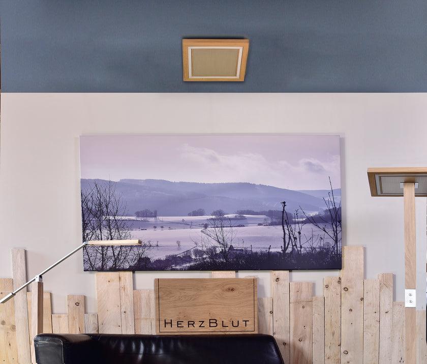 Deckenleuchte aus Asteiche geölt, Modell Otto O, quadratisch, Alu LED Leiste, Metall Nickel matt gebürstet, dimmbar, Milieubild im Wohnzimmer, Leuchte hängt an Decke über Sofa