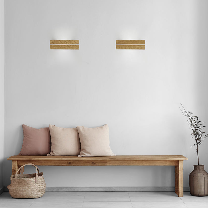 Wandleuchte aus Asteiche geölt, Modell Dana, Applikationen in Nickel, Milieubild im Flur über Bank