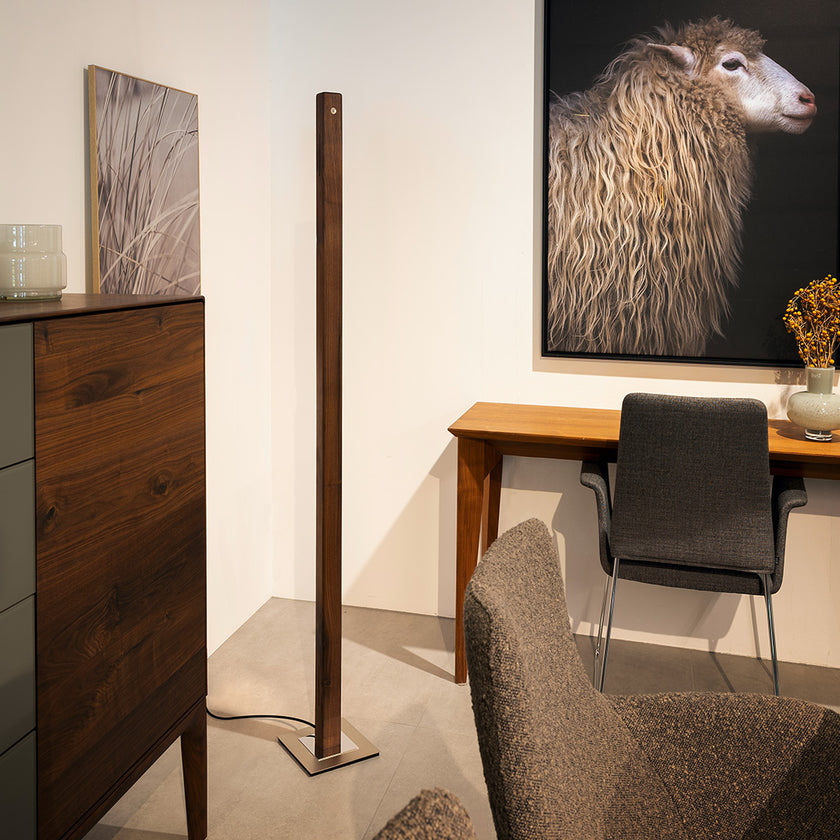 Stehleuchte aus Nussbaum, Modell Leonora, LED, Dimm-to-warm-Funktion per Tastdimmung, Milieubild im Esszimmer, Leuchte steht neben Kommode