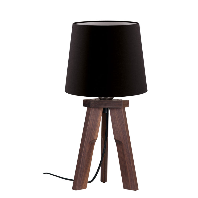Dreibein Tischleuchte aus Nussbaum, Modell Tre, mit schwarzem Lampenschirm, Kabel verläuft mittig zwischen den Beinen