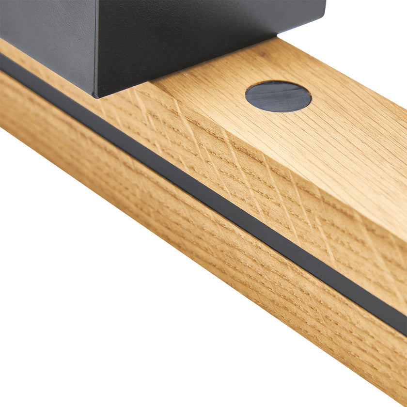 Deckenleuchte aus Asteiche geölt, Modell Dana, Applikationen in schwarz, Detailansicht