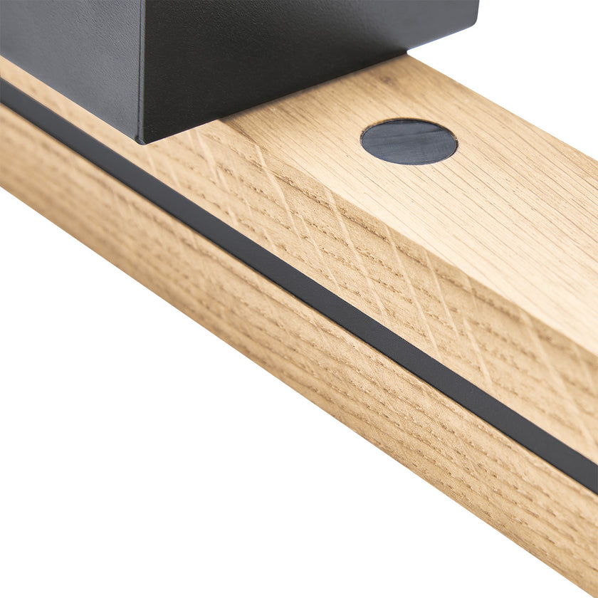 Deckenleuchte aus Asteiche natur, Modell Dana, Applikationen in schwarz, Detailansicht