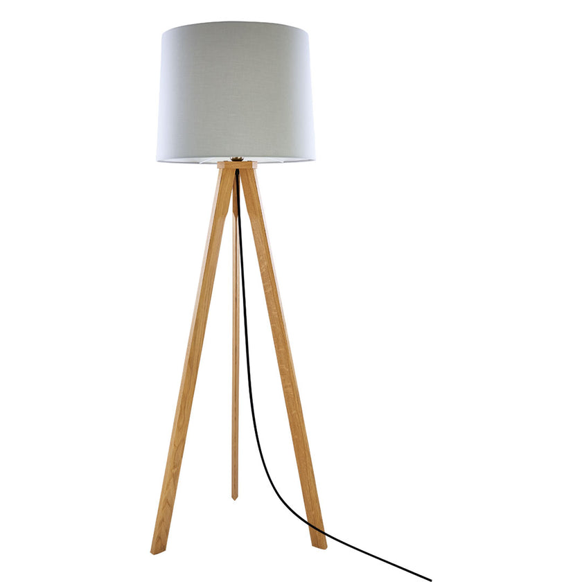 Dreibein Stehleuchte Asteiche geölt, Modell Tre, mit silbergrauem Lampenschirm, Kabel verläuft mittig zwischen den Beinen