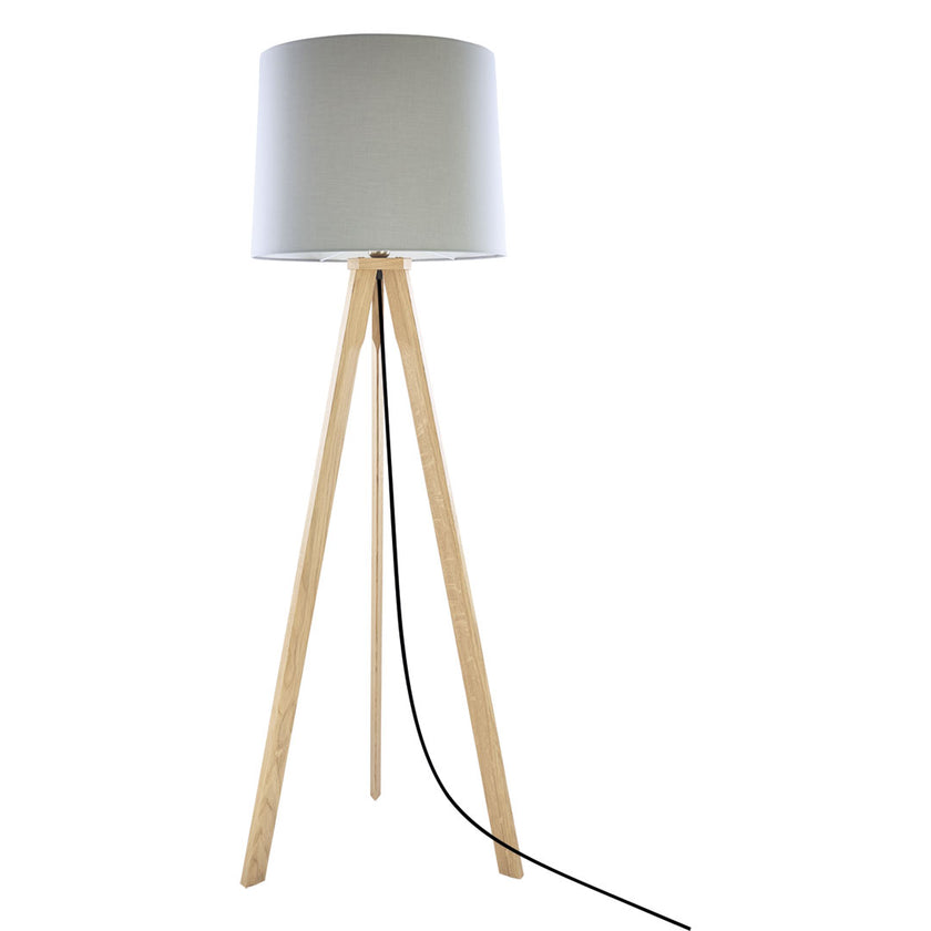 Dreibein Stehleuchte Asteiche Natur, Modell Tre, mit Silbergrauem Lampenschirm, Kabel verläuft mittig zwischen den Beinen