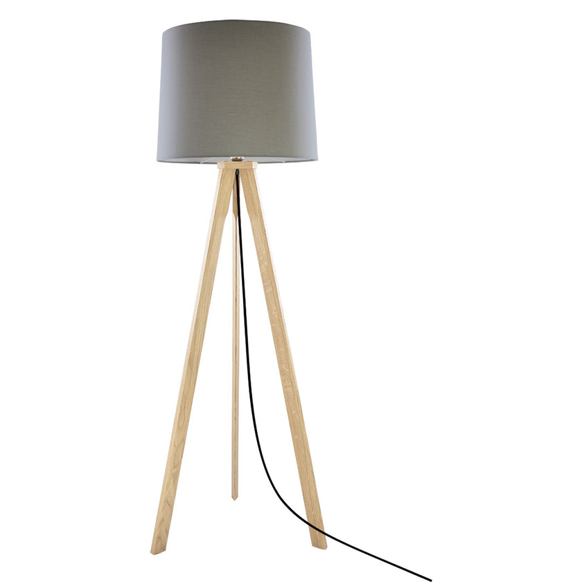 Dreibein Stehleuchte Asteiche geölt, Modell Tre, mit Taupefarbendem Lampenschirm, Kabel verläuft mittig zwischen den Beinen