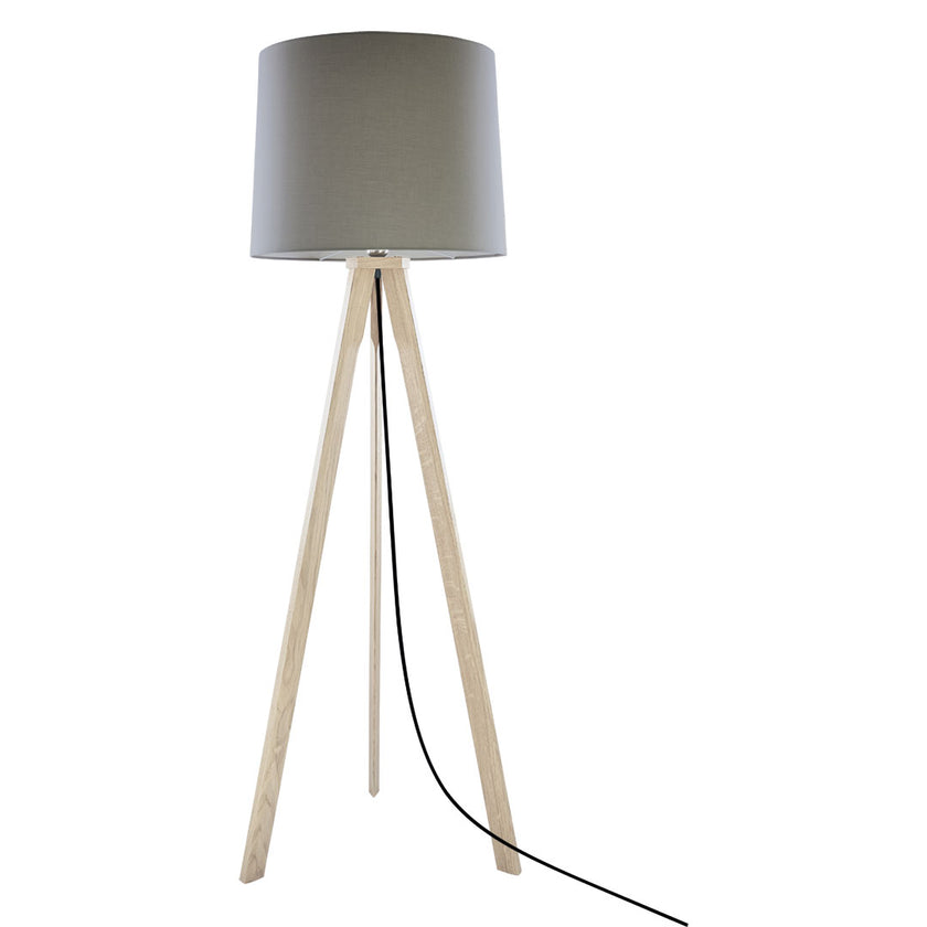 Dreibein Stehleuchte Asteiche geölt, Modell Tre, mit Taupefarbendem Lampenschirm, Kabel verläuft mittig zwischen den Beinen