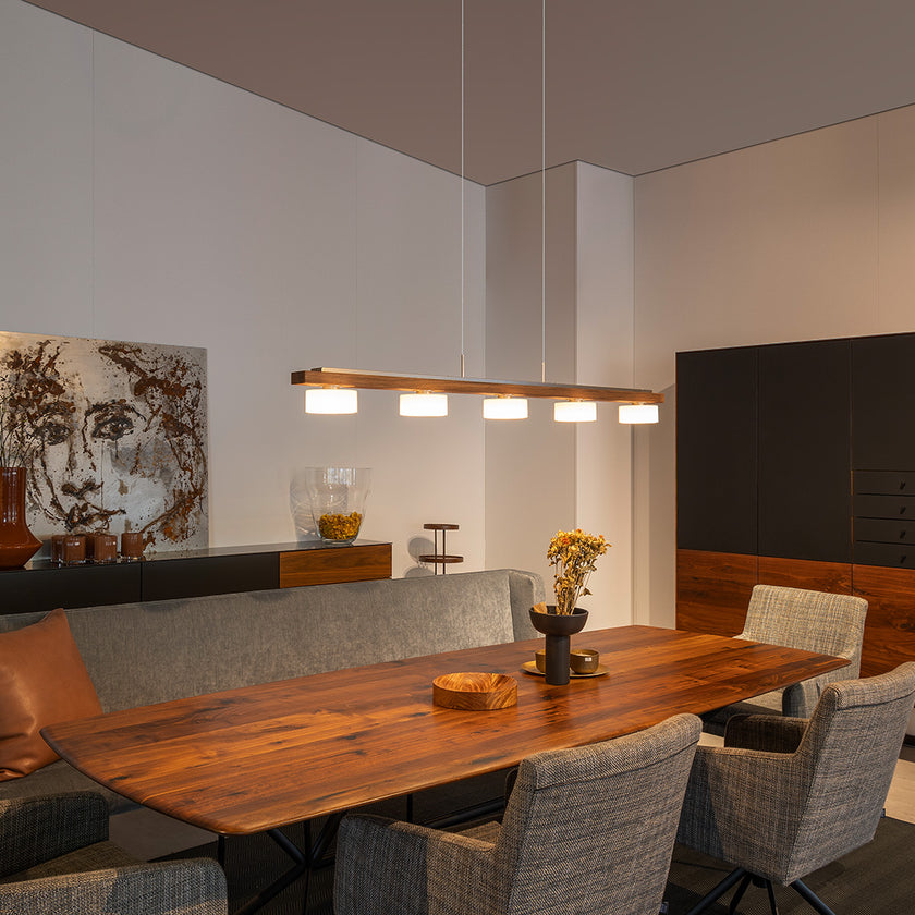 Balkenleuchte aus Asteiche geölt, Modell Estelle, 1300mm lang, 5 x Opalglas mit 12cm Durchmesser und 5cm Höhe, Nickel Applikationen, Ober- & Unterlicht, Dimm-to-warm-Funktion, Milieubild im Esszimmer, Leuchte hängt über Esstisch