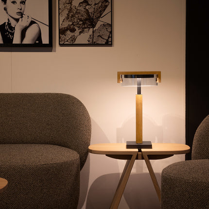 Tischleuchte Modell Talon, Asteiche geölt, Rauchglas, Dimmbar, Details Metall schwarz gepulvert, Milieubild im Wohnzimmer, Leuchte steht auf einem kleinen Beistelltisch