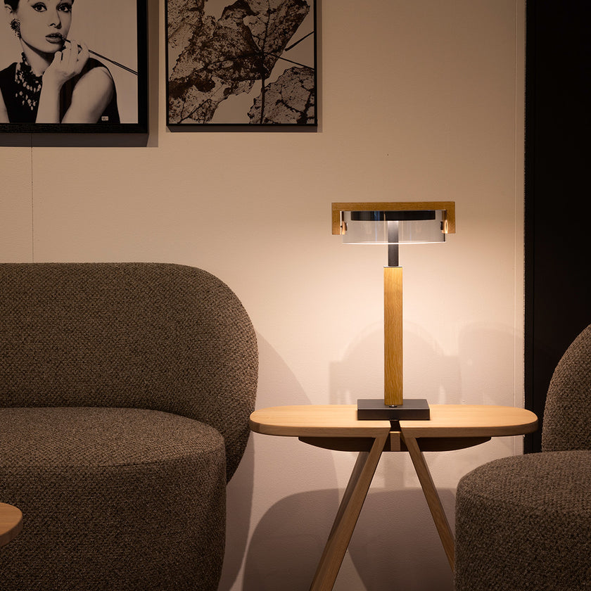 Tischleuchte Modell Talon, Asteiche geölt, Rauchglas, Dimmbar, Details Metall schwarz gepulvert, Milieubild im Wohnzimmer, Leuchte steht auf einem kleinen Beistelltisch