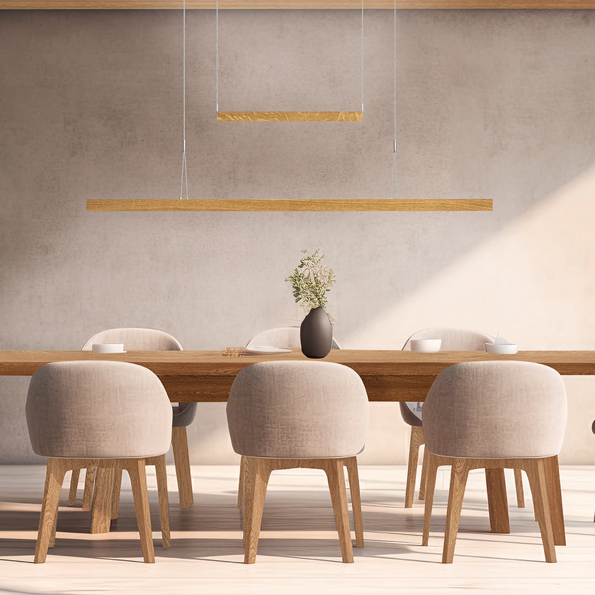 Pendelleuchte aus Asteiche geölt, Modell Amalia, eckiges Gestell mit seperatem Ober- und Unterlicht, über einem Esstisch hängend