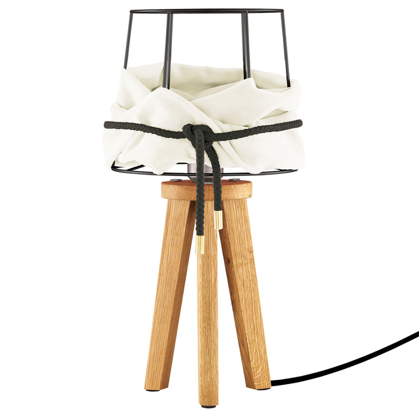 Dreibein Tischleuchte aus Asteiche geölt, Modell Lore, Lampengestell offener schwarzer Metallrahmen, weißer Stoff um Metallrahmen, schwarze Kordel um weißen Stoff, Stromkabel verläuft durch ein Bein