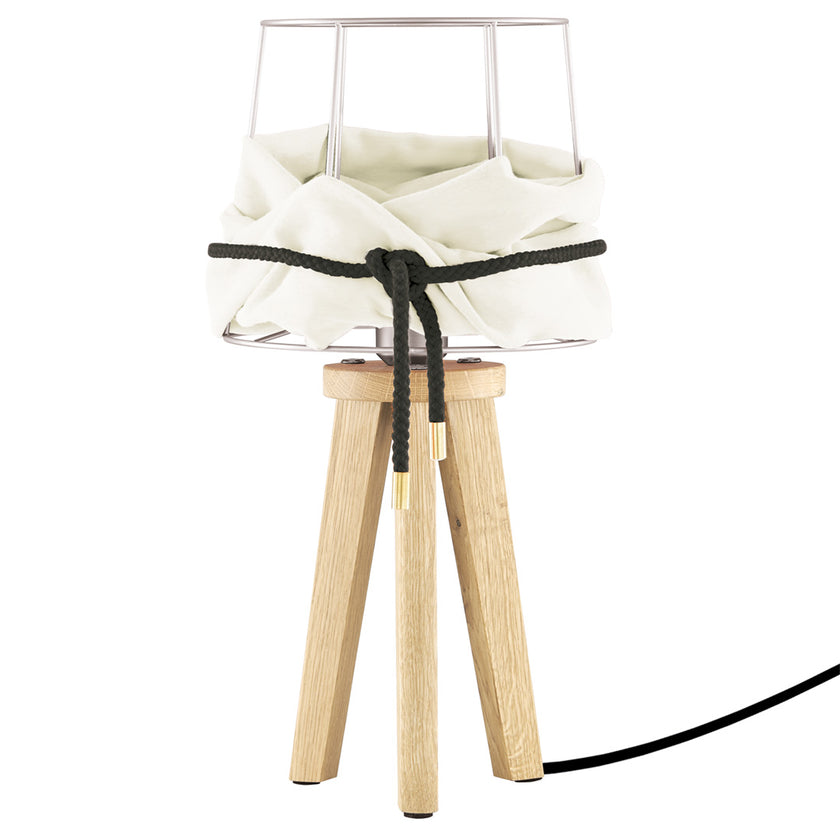 Dreibein Tischleuchte aus Asteiche Natur, Modell Lore, Lampengestell offener weißer Metallrahmen, weißer Stoff um Metallrahmen, schwarze Kordel um weißen Stoff, Stromkabel verläuft durch ein Bein