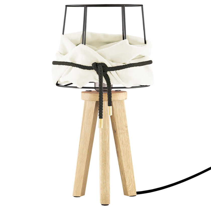 Dreibein Tischleuchte aus Asteiche Natur, Modell Lore, Lampengestell offener schwarzer Metallrahmen, weißer Stoff um Metallrahmen, schwarze Kordel um weißen Stoff, Stromkabel verläuft durch ein Bein