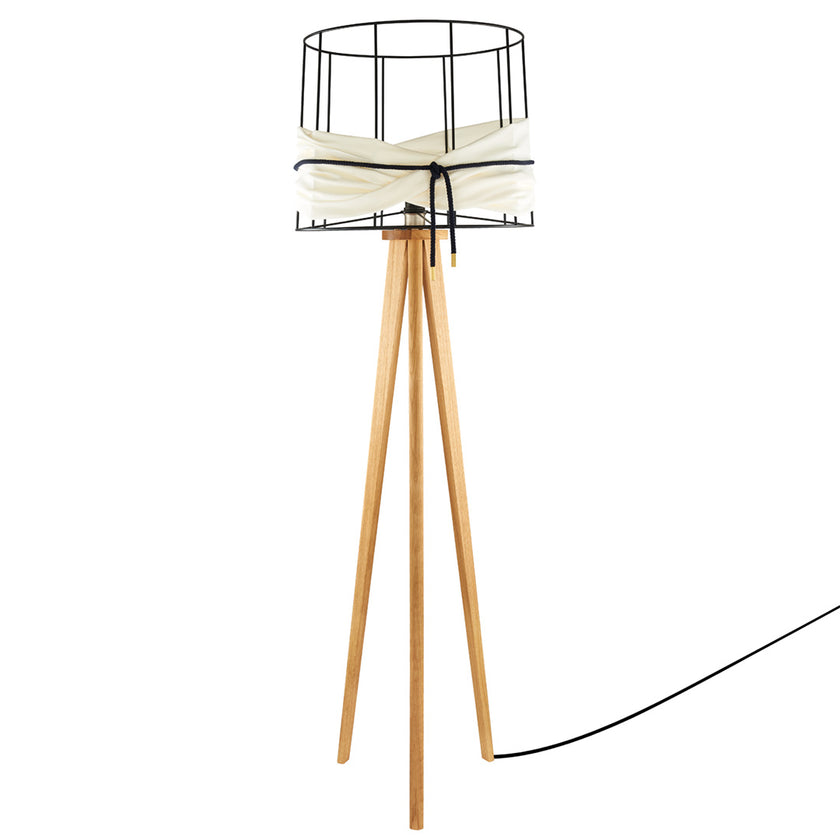 Stehleuchte aus Asteiche geölt, Modell Lore, Lampengestell offener weißer Metallrahmen, weißer Stoff um Metallrahmen, schwarze Kordel um weißen Stoff, Stromkabel verläuft durch ein Bein