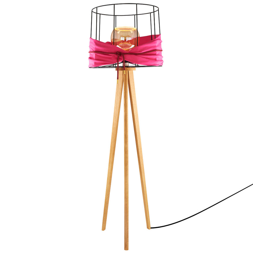 Stehleuchte aus Asteiche geölt, Modell Lore, Lampengestell offener schwarzer Metallrahmen, pinker Stoff um Metallrahmen, rote Kordel um pinken Stoff, Stromkabel verläuft durch ein Bein