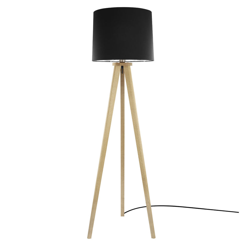 Stehleuchte aus Asteiche Natur, Modell Elli, schwarzer Schirm, Dreibein, Kabel in einem Fuß, Frontalansicht 