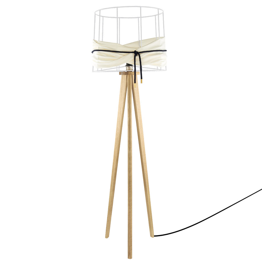 Stehleuchte aus Asteiche Natur, Modell Lore, Lampengestell offener weißer Metallrahmen, weißer Stoff um Metallrahmen, schwarze Kordel um weißen Stoff, Stromkabel verläuft durch ein Bein