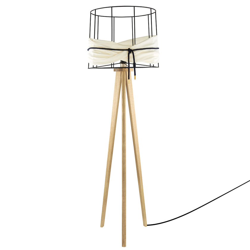 Stehleuchte aus Asteiche Natur, Modell Lore, Lampengestell offener schwarzer Metallrahmen, weißer Stoff um Metallrahmen, schwarze Kordel um weißen Stoff, Stromkabel verläuft durch ein Bein