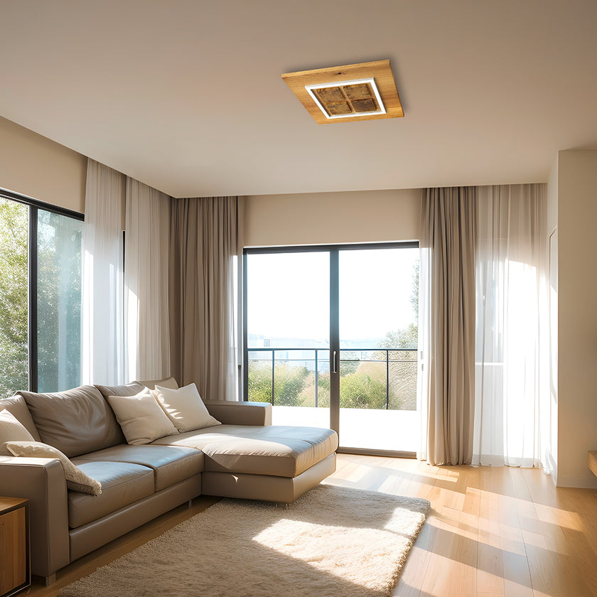 Deckenleuchte aus Asteiche geölt & Kopfholz, Modell Heart of Mio, LED, Nickel matt gebürstet, quadratisch, innen vier kleine Quadrate aus Kopfholz, Milieubild im Wohnzimmer, Leuchte hängt an Decke über Sofa