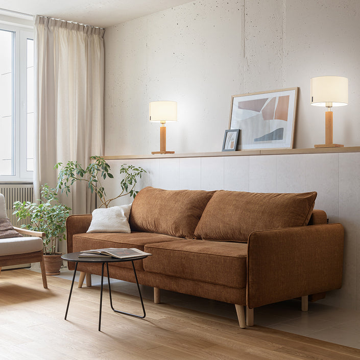 Tischleuchte Modell Titos, Asteiche geölt, weißer Lampenschirm, Details in Nickel matt gebürstet, Milieubild im Wohnzimmer, eine Tischleuchte links und eine rechts auf einem Regalbrett