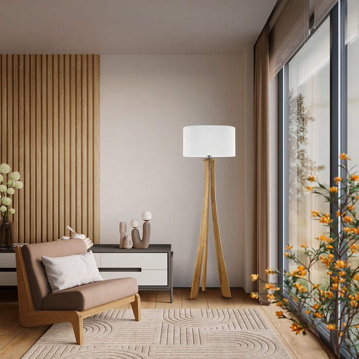 Dreibein Stehleuchte aus Asteiche geölt, Modell Bow, mit weißem Lampenschirm, Kabel im Fuß geführt, Milieubild neben Kommode vorm Fenster