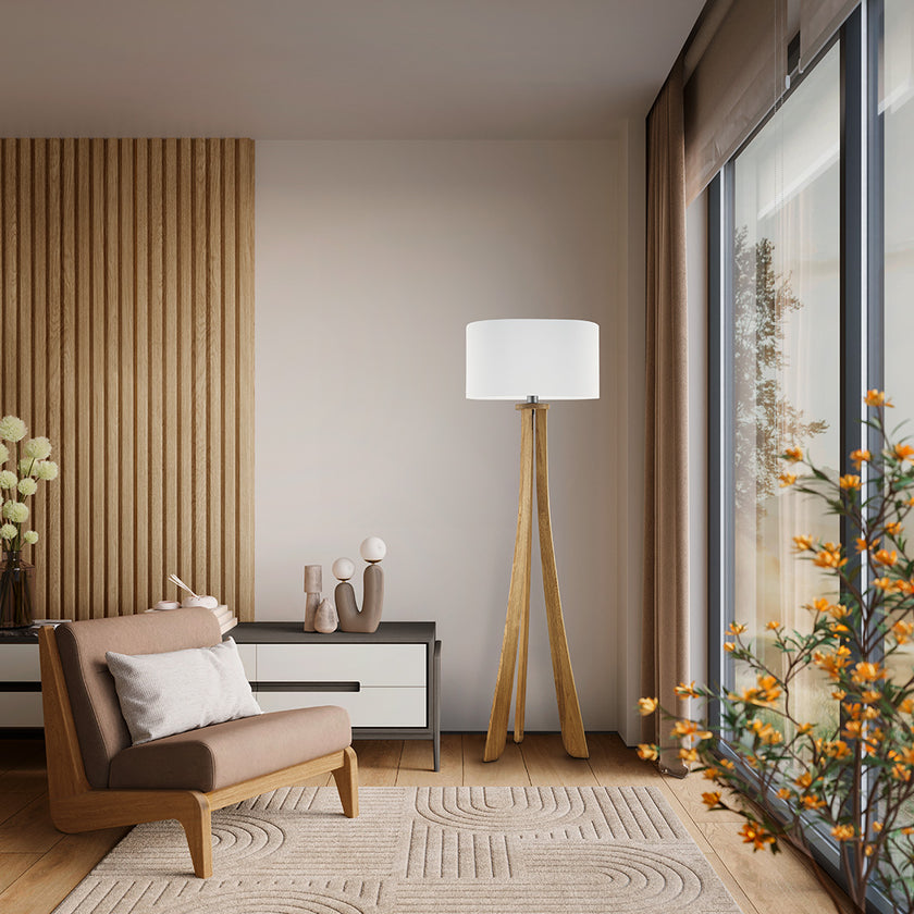 Dreibein Stehleuchte aus Asteiche geölt, Modell Bow, mit weißem Lampenschirm, Kabel im Fuß geführt, Milieubild neben Kommode vorm Fenster