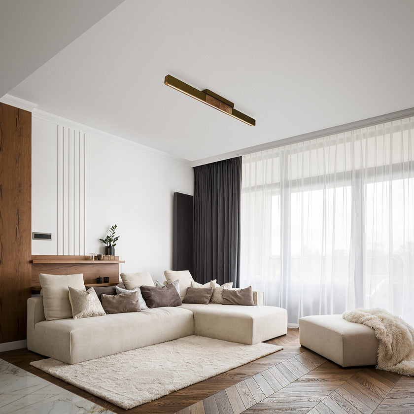 Deckenleuchte aus Asteiche geölt, Modell Lana del bronco, 1000mm, Kopfholz, bronze Applikationen, LED, Klick & Dimm, Milieubild im Wohnzimmer, Leuchte hängt an Decke über Sofa