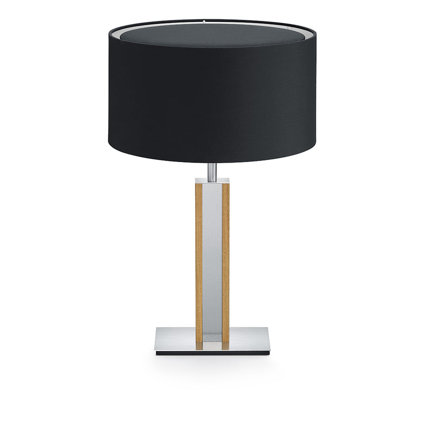 Hockerleuchte aus Nussbaum geölt, Modell Karl N, Details Nickel matt gebürstet, schwarzer runder Schirm, Frontalansicht 