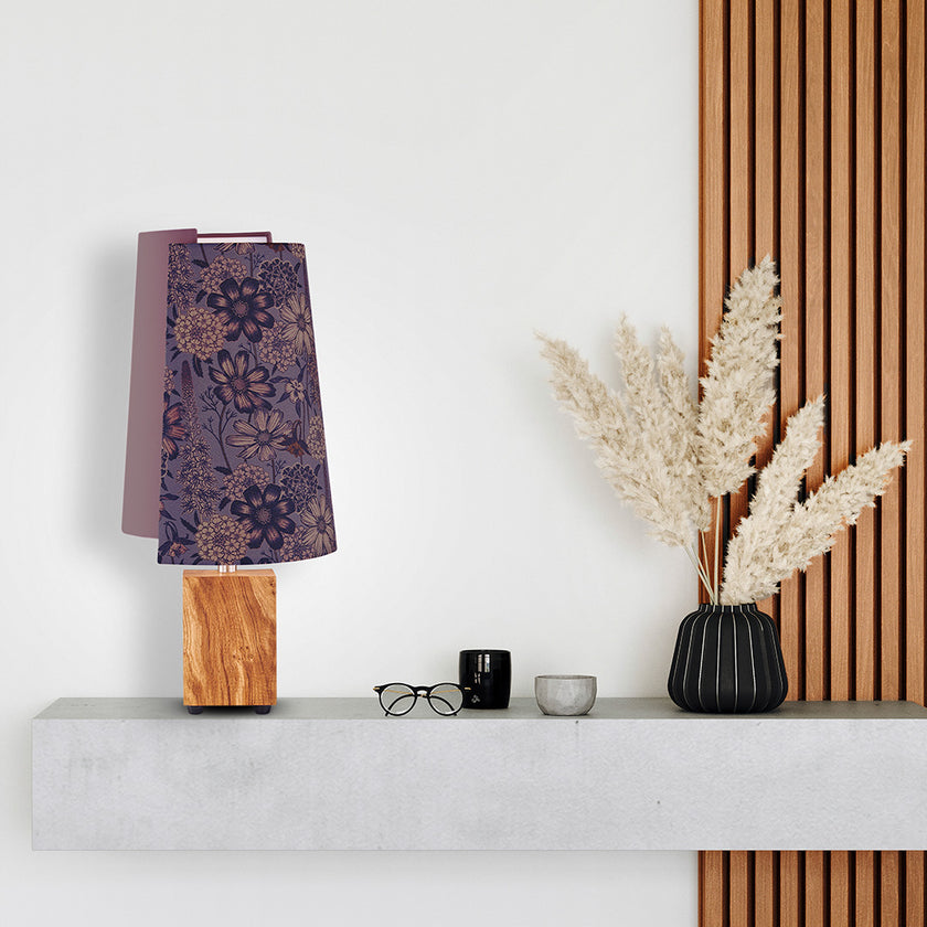 Hockerleuchte aus Asteiche geölt, Modell JoJo, Doppelschirm purple und Blumen, Nickel Applikationen, Milieubild im Flur, Leuchte steht auf Regal