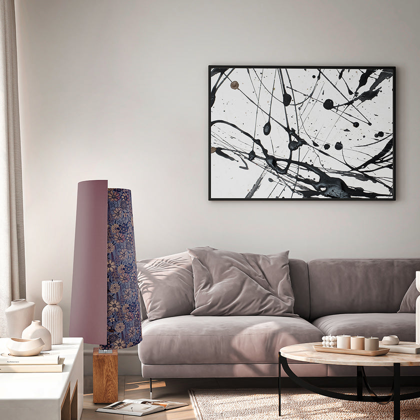 Stehleuchte aus Asteiche geölt, Modell JoJo, Doppelschirm purple und Blumen, Nickel Applikationen, Milieubild im Wohnzimmer, Leuchte steht neben Sofa