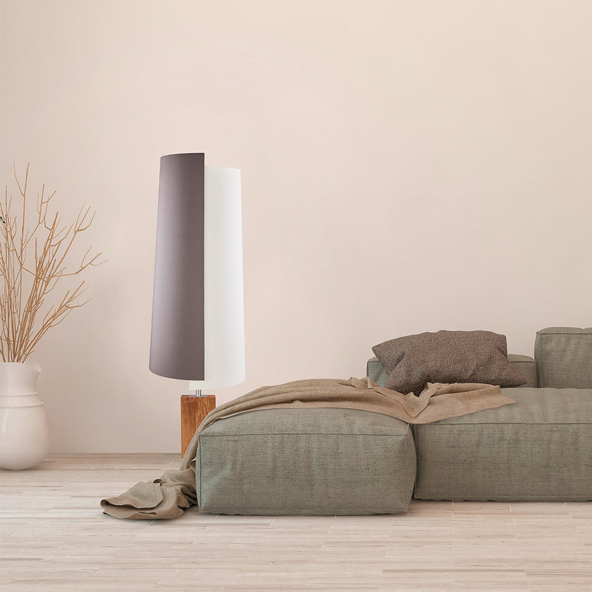 Stehleuchte aus Asteiche geölt, Modell JoJo, Doppelschirm braun und creme, Nickel Applikationen, Milieubild im Wohnzimmer, Leuchte steht neben Sofa