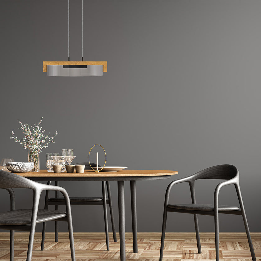 Pendelleuchte Modell Talon, Asteiche geölt, Rauchglas, höheneinstellbar, Milieubild im Esszimmer, Leuchte hängt über Esstisch 