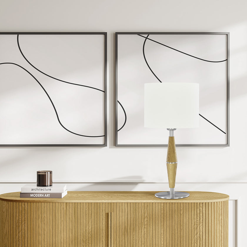 Tischleuchte aus Asteiche geölt, Modell Conico neu, mit weißem Lampenschirm, Fuß Nickel gebürstet Milieubild mit Leuchte auf einer Kommode