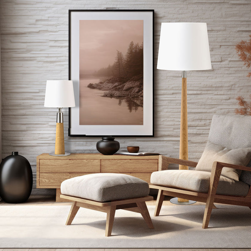 Stehleuchte aus Asteiche geölt, Modell Conico, Lampenschirm weiß, Fuß Nickel gebürstet Milieubild in einer Leseecke 