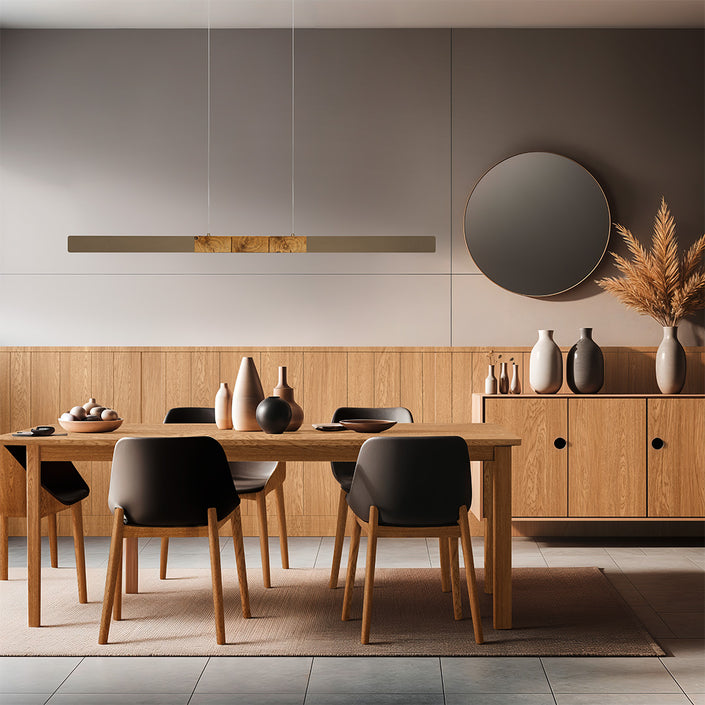 Balkenleuchte aus Asteiche geölt, Modell Lana del bronco, 1300mm, Kopfholz, bronze Applikationen, Dimm to warm per Tastdimmung, Milieubild im Esszimmer, Leuchte hängt über Esstisch