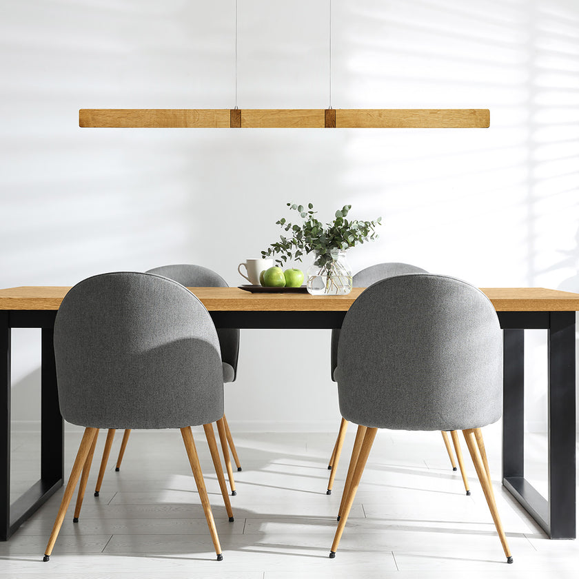 Balkenleuchte aus Asteiche geölt, Modell Marley, 1300mm, Kopfholzapplikationen, Metall Nickel matt gebürstet, Up & Down Licht, dimmbar, Rollizug (höhenverstellbar),Milieubild im Esszimmer, Leuchte hängt über Esstisch 