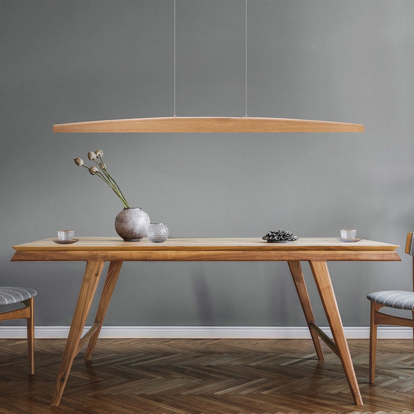 Balkenleuchte aus Asteiche geölt, Modell Arco, mit Rollizug, Metall Nickel gebürstet, Ansicht frontal, Milieubild überm Esstisch, 1300mm