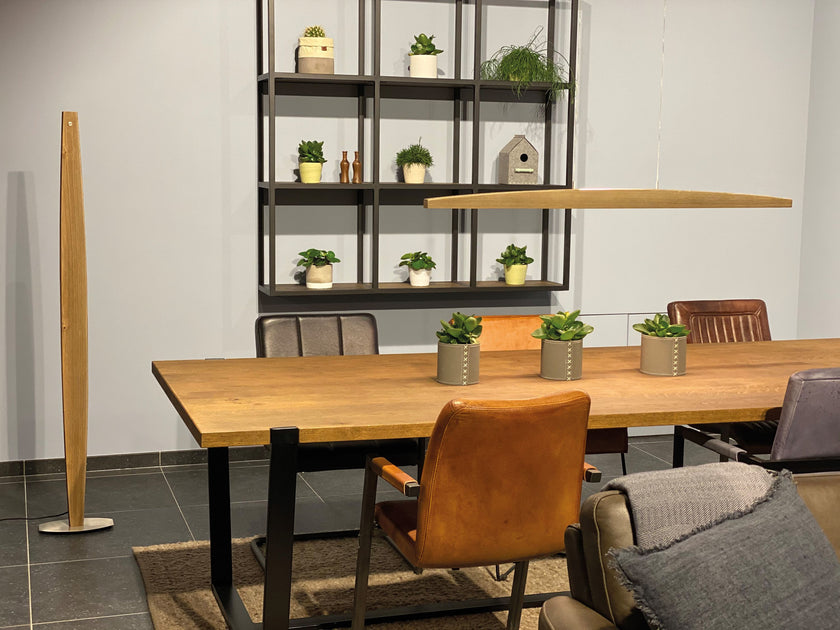 Stehleuchte aus Asteiche geölt, Modell Arco, Metall Nickel gebürstet, Milieubild im Esszimmer neben dem Tisch