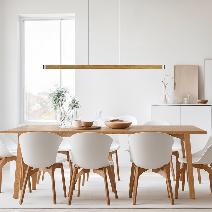 Balkenleuchte aus Asteiche geölt, Modell Novelie, Metall Nickel matt gebürstet, Alu LED Leiste, Rollizüge (höhenverstellbar), dimmbar, Milieubild im Esszimmer, Leuchte hängt über Esstisch