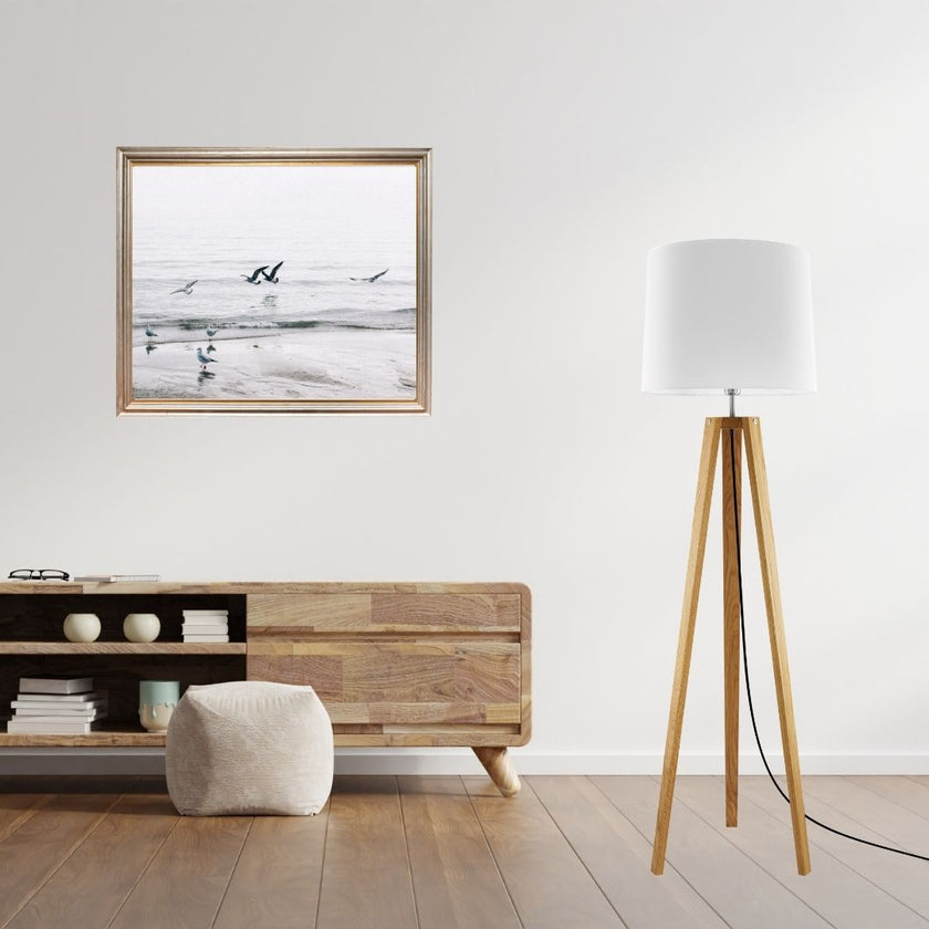 Dreibein Stehleuchte aus Asteiche geölt, Modell Anni, mit weißem Leuchtenschirm, Kabel mittig laufend, Milieubild Leuchte neben Kommode