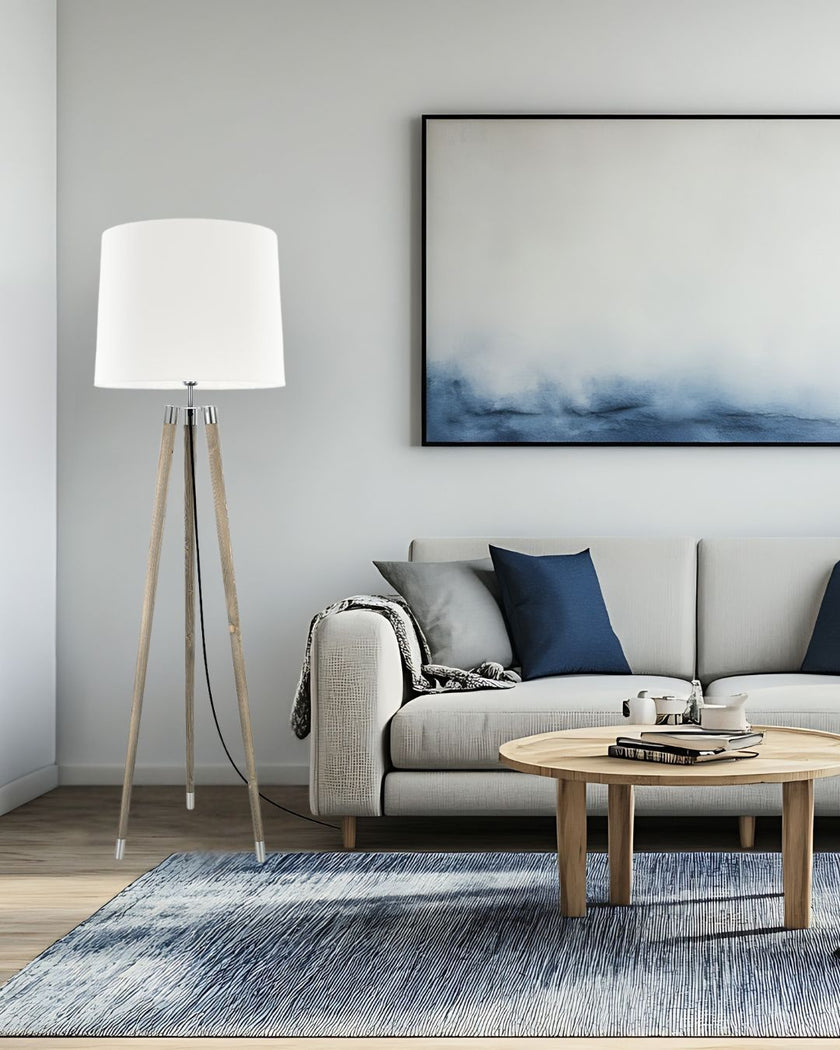 Dreibein Stehleuchte aus Fichte unique, Modell Briany, mit weißem Lampenschirm, Kabel mittig, Milieubild im Wohnzimmer neben Couch
