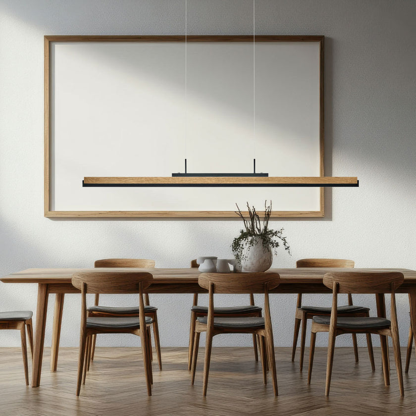 Balkenleuchte aus Holz, Modell Arian, mit schwarzen Applikationen und schwarzem Baldachin Milieubild überm Esstisch